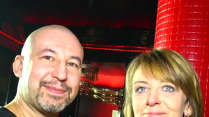 Ramming hard next to swinger Liss Longlegs in club