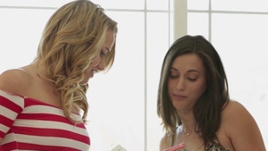 Lesbo agrees to fingering HD