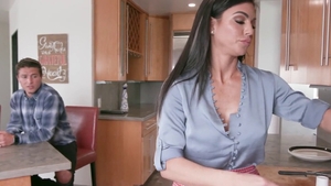 Brunette Melissa Lynn receives rough nailing in denim jeans