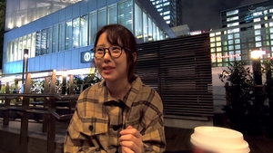 Asian babe tongue kissing in hotel