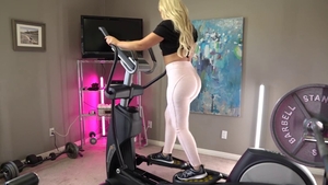 Bubble butt babe Rharri Rhond helps with hard slamming HD